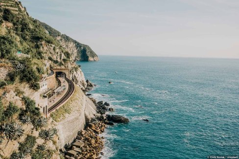 Monde-Authentique-voyage-en-train-en-Italie-Parcourir-les-cotes-italiennes-en-train-chris-rosiak-Unsplash