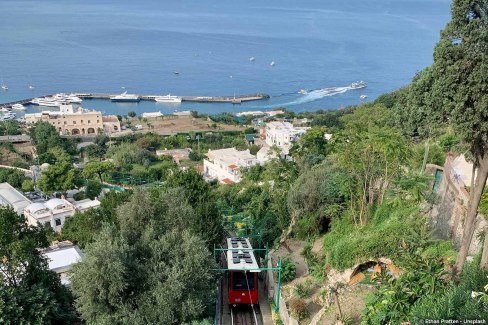 Monde-Authentique-voyage-en-train-en-Italie-Piazza-Umberto-Capri-ethan-pratten-Unsplash