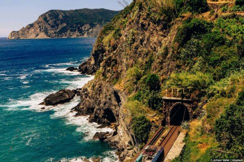 Monde-Authentique-voyage-en-train-en-Italie-Vernazza-en-Ligurie-commune-des-CinqueTerre-artiom-vallat-Unsplash