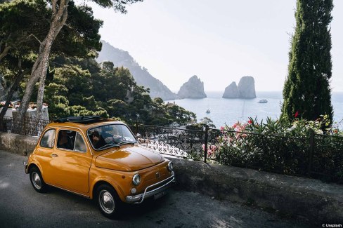 Voiture emblématique italienne sur la côte à Capri