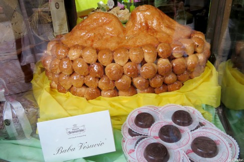 Baba en forme de Vésuve à Naples