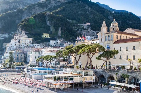 Amalfi, ville du sud-ouest de l'Italie au pied d'impressionnantes falaises