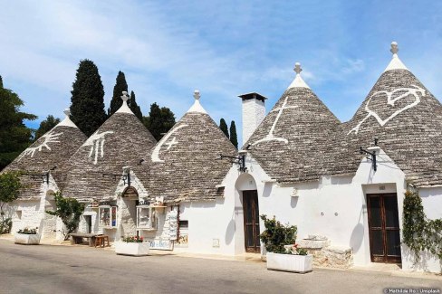 Rangée de trulli, maisons typiques de la région des Pouilles en Italie