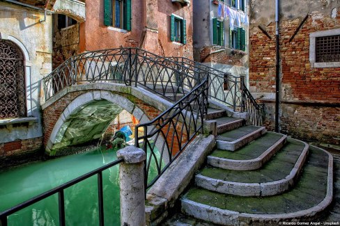 Labyrinthe de ruelles et de canaux à Venise