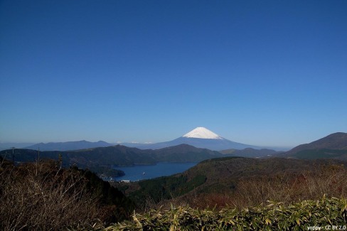 Mont-Fuji-vu-depuis-la-route-panoramique-Ashinoko-yoppy-CCBY20-web
