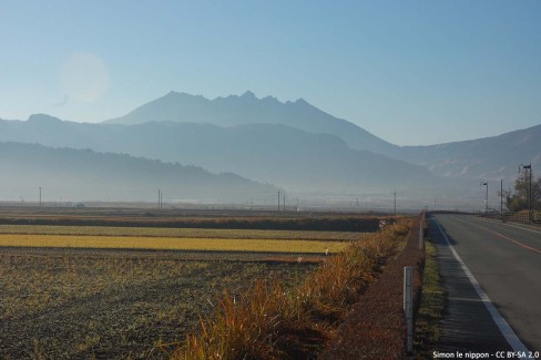 Sur-la-caldeira-du-Mont-Aso-Simon-le-nippon-CCBYSA20-web