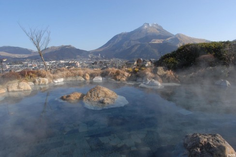 Un-onsen-exterieur-a-Kyushu-JNTO-web