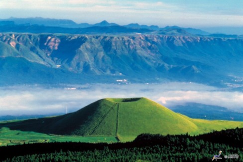 Mont-Aso-Kyushu-JNTO-web