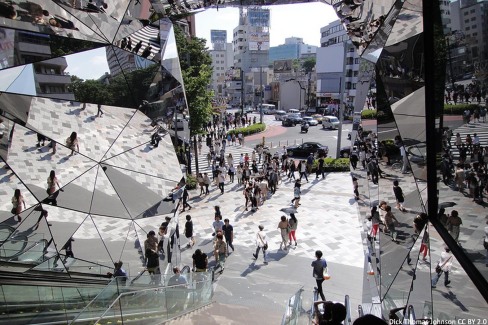 Entree-en-miroirs-Tokyu-Plaza-Omotesando-Dick-Thomas-Johnson-CCBY2-web