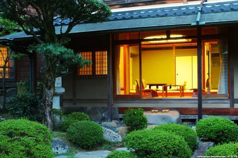 Chambre-japonaise-traditionnelle-avec-vue-sur-jardin-nishimurayakinosakionsen-CCBY20-web