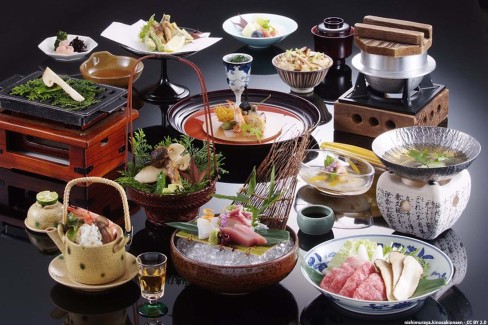 Diner-gastronomique-lors-dun-ejour-en-ryokan-nishimurayakinosakionsen-CCBY20-web