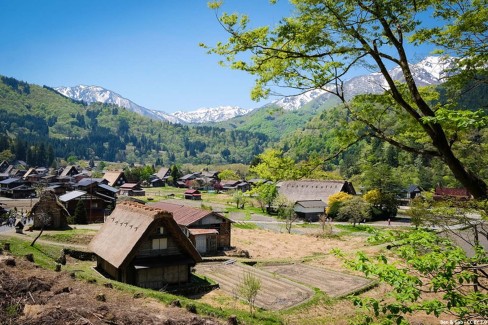 Panorama-sur-les-maisons-en-toit-de-chaume-de-Shirakawago-BenEtGab-CCBY20-web