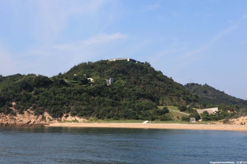 Vue-sur-la-Benesse-House-depuis-la-mer-a-Naoshima-Forgemind-ArchiMedia-CCBY20-web