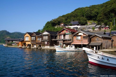 Vue-sur-la-baie-dIne-et-ses-maisons-de-pecheurs-Hiroaki-Kaneko-CCBYSA20-web