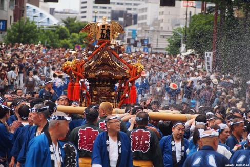 Mikoshi-du-festival-Fukagawa-Hachiman-a-Tokyo-nakashi-CCBYSA20-web