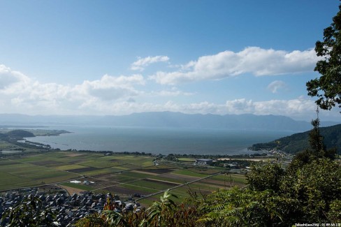 Rivage-du-Lac-Biwa-vu-depuis-le-Mont-Hachiman-Takashiaes256-CCBYSA20-web