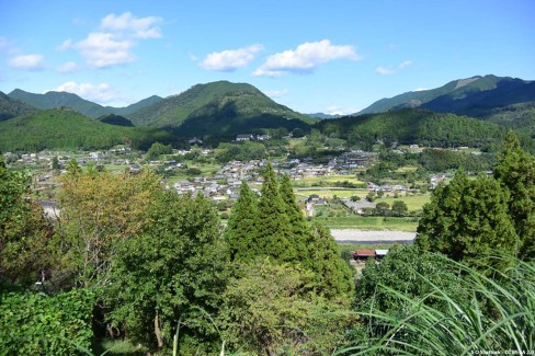 Village-de-Chikatsuyu-sur-les-chemins-de-Kumano-S-O-Shattuck-CCBYSA20-web