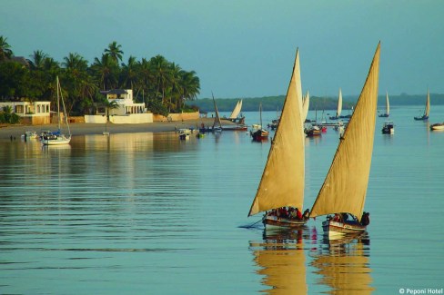 Les-bateaux-traditionnels-de-la-cote-kenyane-Peponi-Hotel-web