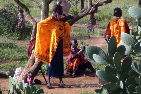 Villageoises aux habits colorés au Kenya