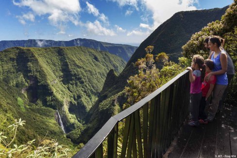 La-Reunion-balade-en-famille-dans-les-Cirques-CREDIT-IRT-frog974-web