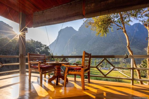 Hébergement dans les paysages karstiques du centre du Laos, sur la rivière Na Mou
