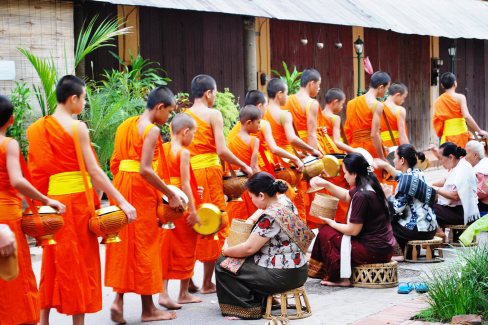 Rituel du Tak Bat a Luang Prabang au nord du Laos