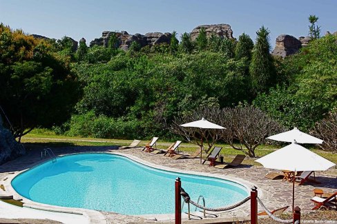 Monde-Authentique-Madagascar-en-famille-hotel-de-charme-avec-piscine-Iharana-bush-camp