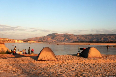 Bivouac sur le Tsiribihina durant la grande traversée de Madagascar