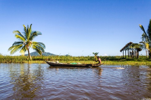 Malgache de l'ethnie Betsimisaraka ramant sur la rivière proche de Maroantsetra dans l'est de Madagascar