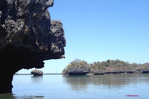 Rocher karstique dans la baie de Moramba