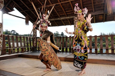 Danse traditionnelle dans un village à Sarawak