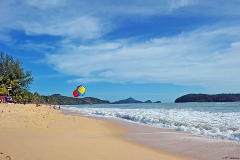 Parachute ascensionnel sur la plage de Cenang