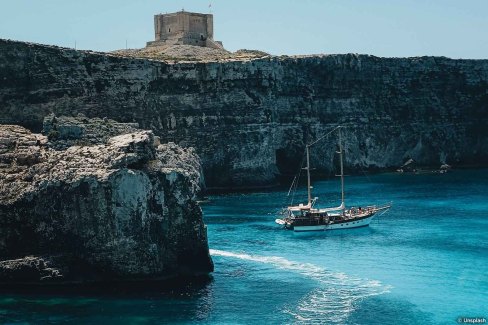 Falaises de l'île de Comino dans l'archipel maltais