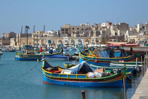 Luzzus à quai dans le petit port de Marsaxlokk