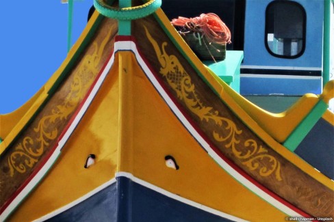 Peinture colorée des bateaux traditionnels maltais