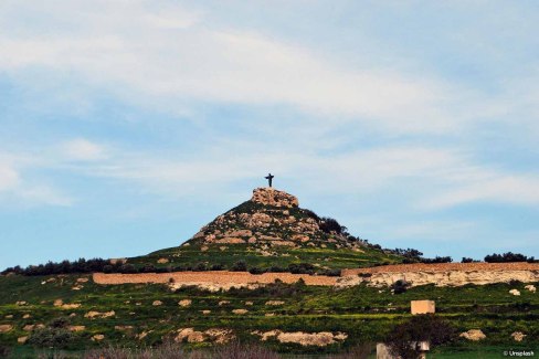 La colline de Tas Salvatur et sa statue du Christ Rédempteur à Gozo