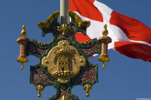 Malte-drapeau-maltais-flottant-sur-les-toits-de-la-capitale-La-Valette-viewingmalta-web