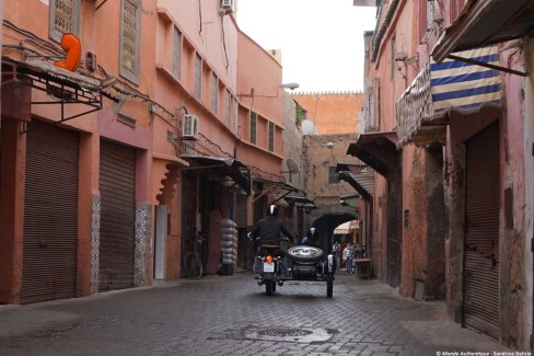Maroc-balade-en-side-car-dans-les-ruelles-de-Marrakech-web