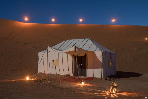 Maroc bivouac en tente bédouine dans le désert de Chegaga