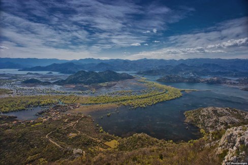 Iles à pertes de vue sur le lac Slano au Monténégro