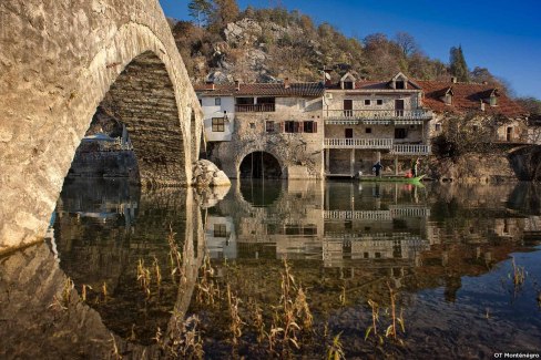 Les eaux cristallines du village côtier de Virpazar au Monténégro