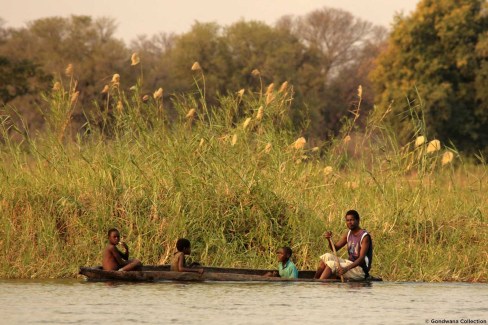 Pirogue sur le fleuve Okavango dans la Bande de Caprivi