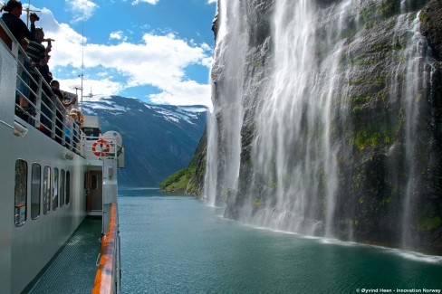 Croisière sur le Geirangerfjord, passage devant la cascade Brudesløret