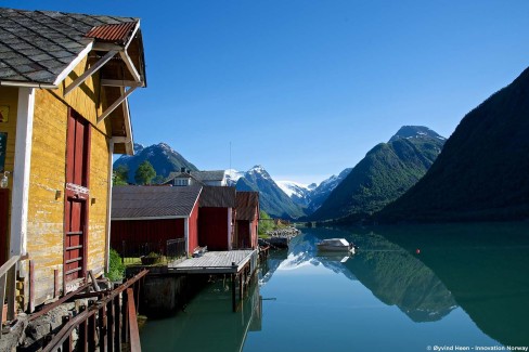 Maisons sur les rives du Fjærlandfjord