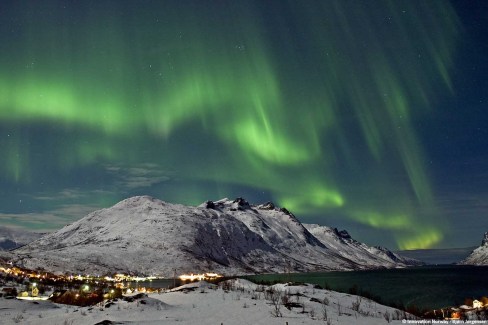 Nordlys over Ersfjorden, Kvaløya, Tromsø kommune. Desember 2004.