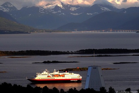 12-InnovationNorway-Hurtigruten-i-solnedgang-Molde