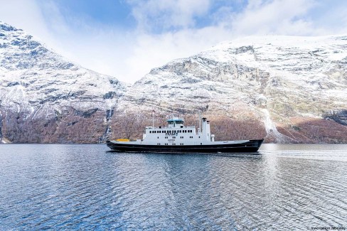Navigation en ferry sur le Geirangerfjord