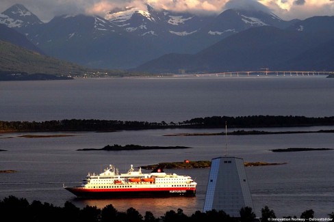 Hurtigruten, l'Express Côtier au coucher du soleil