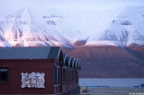 1-Hotel à Longyearbyen devant les sommets enneigés de Hiortfjellets