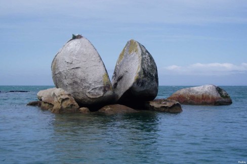 Ile-sud-la-roche-fendue-boulders-pixabay-web